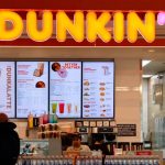 من Dunkin’ Donuts إلى Dunkin’ البراند القوي ممكن يطوّر اسمه من غير ما يفقد هويته.
