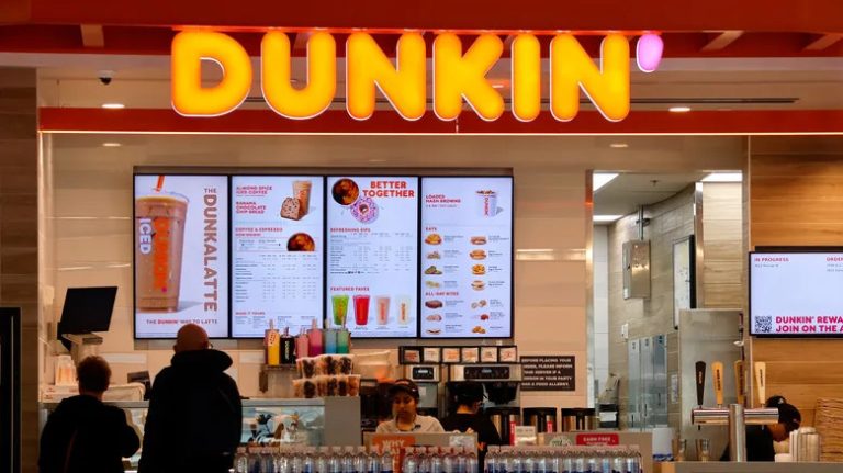 من Dunkin’ Donuts إلى Dunkin’ البراند القوي ممكن يطوّر اسمه من غير ما يفقد هويته.