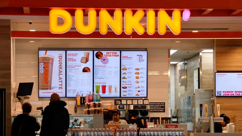 من Dunkin’ Donuts إلى Dunkin’ البراند القوي ممكن يطوّر اسمه من غير ما يفقد هويته.